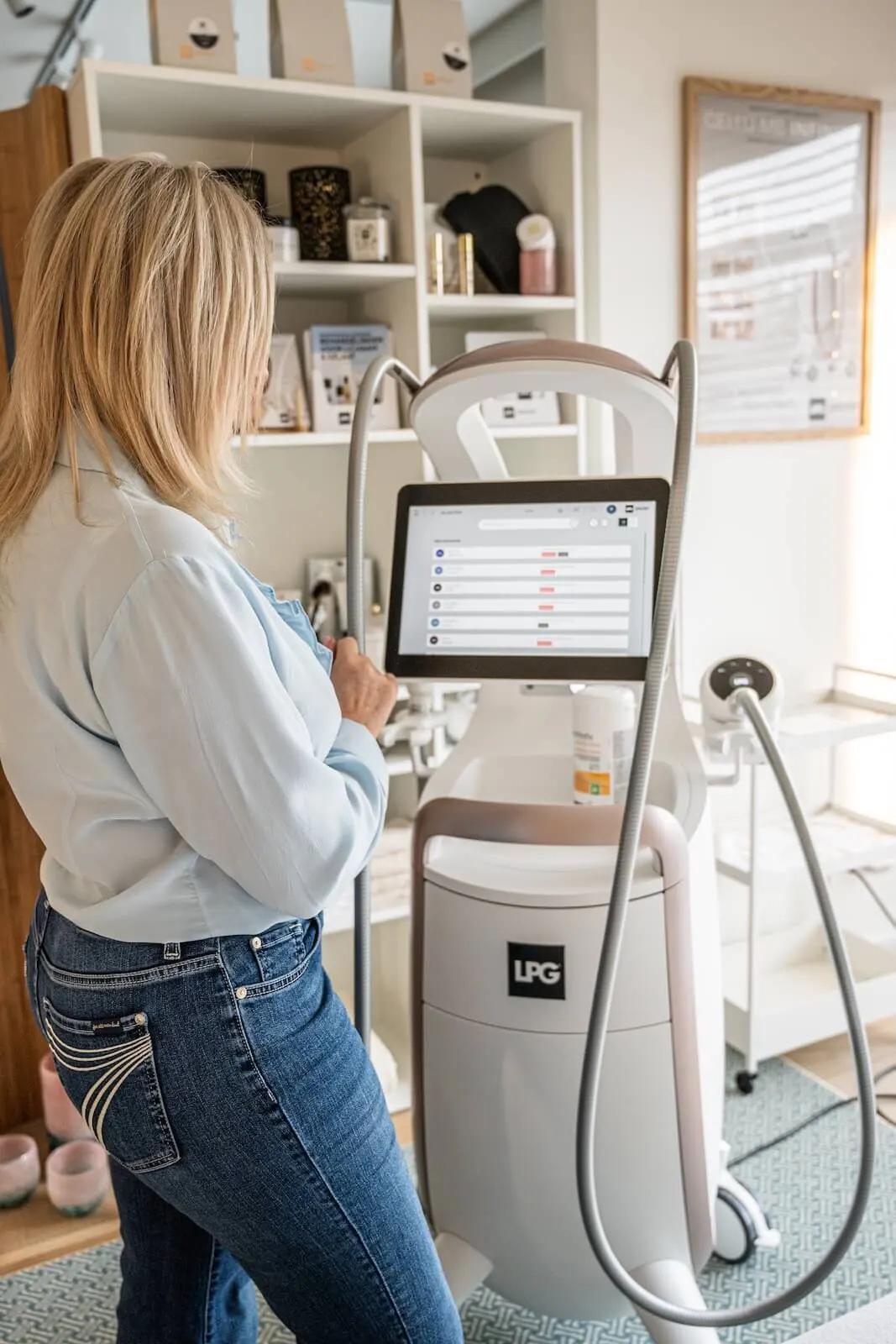 Behandelaar kiest op het scherm van het LPG-toestel een programma voor een behandeling bij vochtophoping
